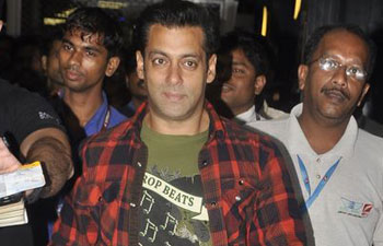 Salman Khan back in Mumbai after surgery in US